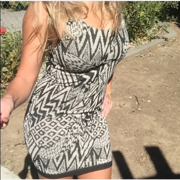 Guess xs cream and black guess dress - Picture 2 of 3